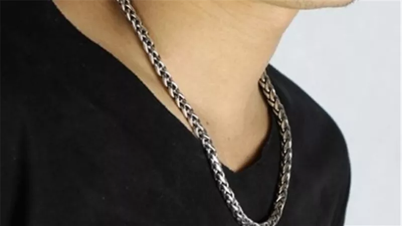 ارتدى سلسلة بها آيه قرآنية هل يجوز الدخول بها الى دورة المياه حرام ؟...الافتاء تجيب