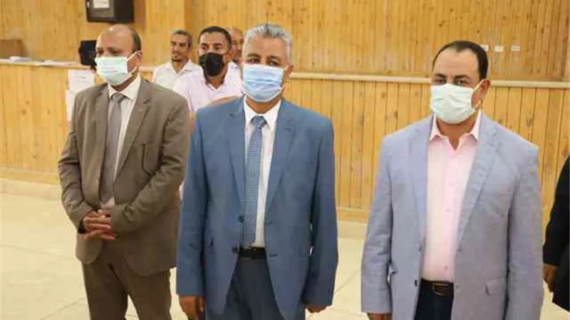 رئيس جامعة جنوب الوادي يتفقد امتحانات الدراسات العليا بكلية الحقوق