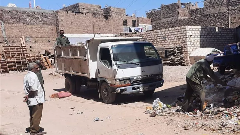 رفع ٢٠ طن مخلفات واتربة فى حملة بإسنا جنوب الأقصر