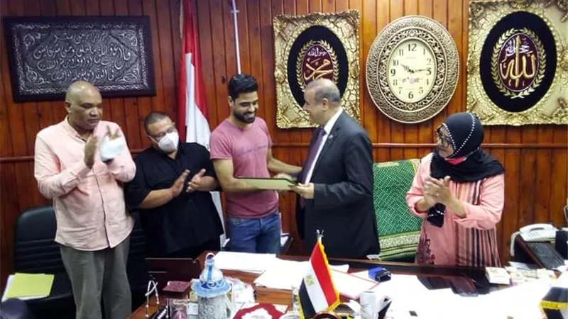 وكيل وزارة التعليم بمطروح يكرم محمود الخطيب