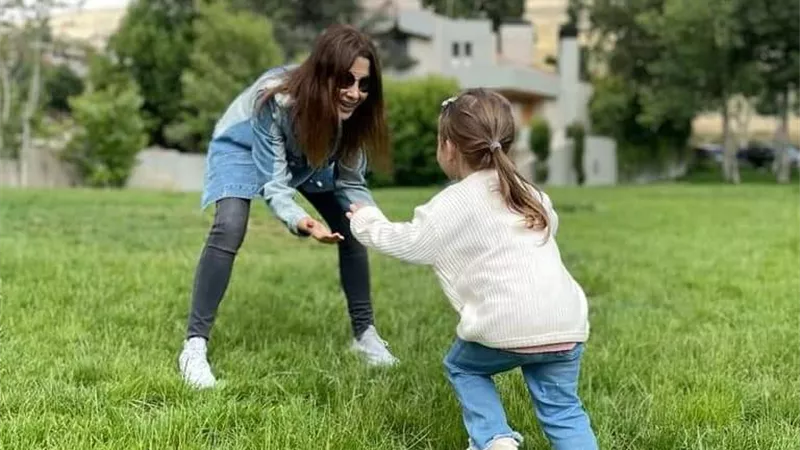 نانسي عجرم تخطف الانظار في أحدث إطلالة مع ابنتها 