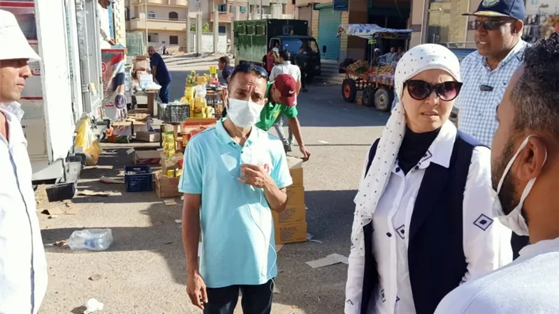 رئيس مدينة سفاجا تتفقد سيارات مبادرة «كلنا واحد» لمتابعة وفرة المعروض من السلع