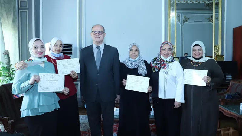 نائب رئيس جامعة عين شمس يكرم الإداريين المتميزين بكلية البنات