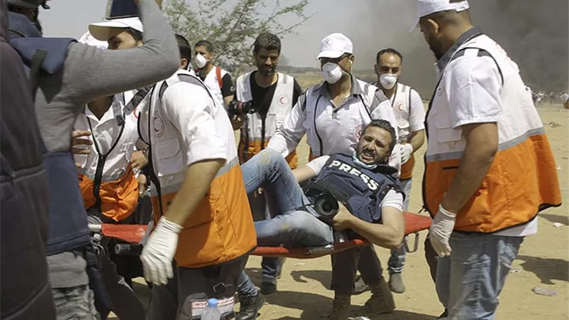 الشارة الدولية: 35 صحفياً قُتِلوا في النصف الأول من العام