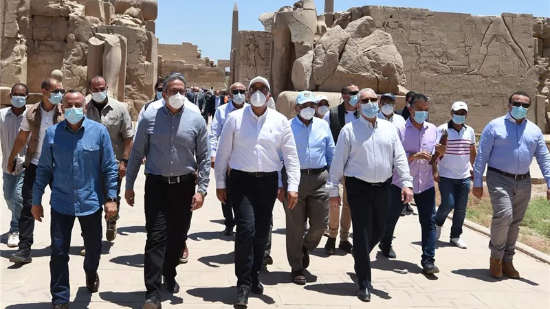 استعدادا لاحتفالية الافتتاح .. مدبولى يتفقد أعمال ترميم طريق الكباش بالأقصر
