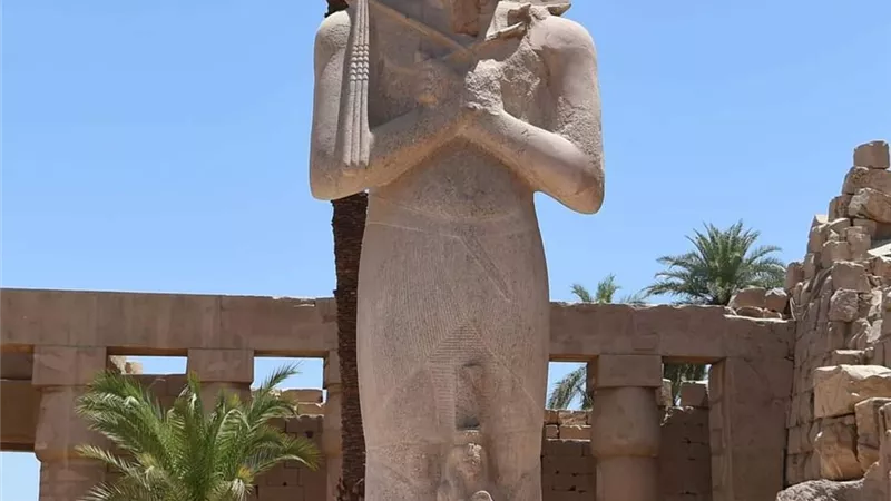الانتهاء من أعمال ترميم تمثال تحتمس الثاني أكتوبر القادم..صور