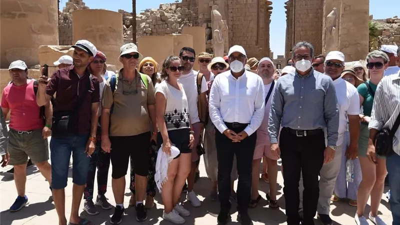 رئيس الوزراء يلتقط صورة تذكارية مع السائحين المتجولين بمعبد الكرنك