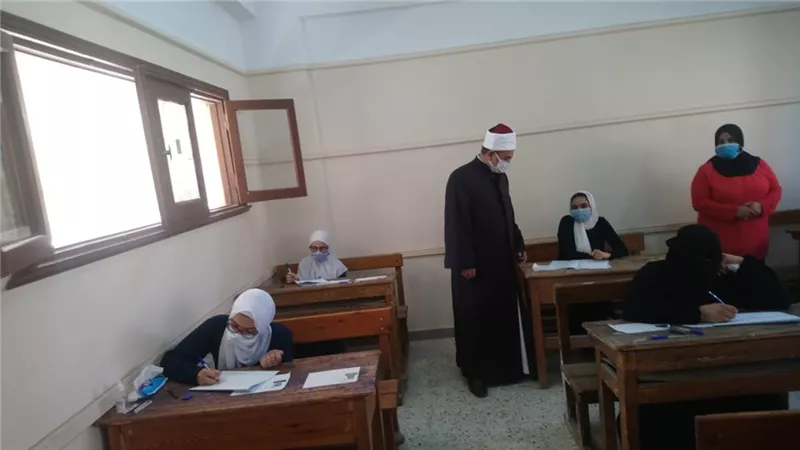 رئيس قطاع المعاهد الأزهرية يتفقد لجان القاهرة ويشدد على التعقيم الدوري