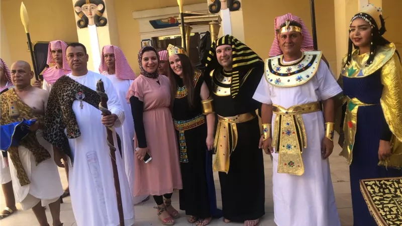 زفاف فرعوني لعروسين برازيليين في القرية الفرعونية.. صور