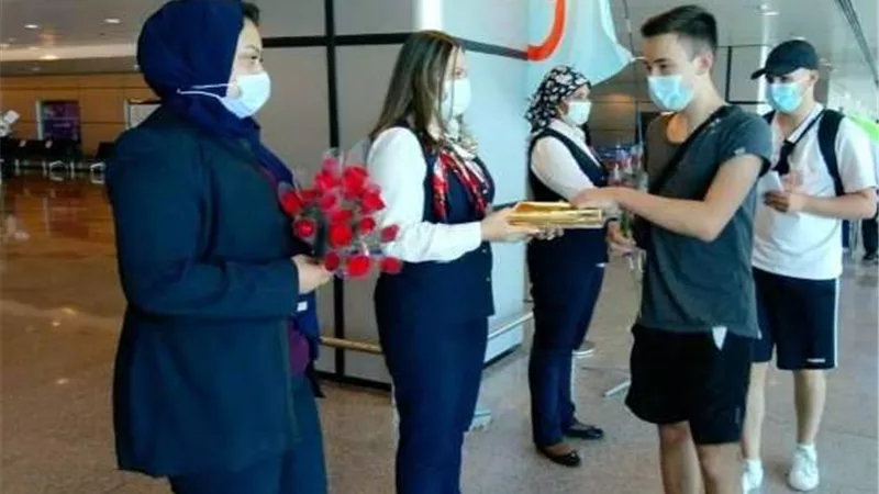 بالورود والشيكولاتة مطار الغردقة يستقبل أولى الرحلات الألمانية