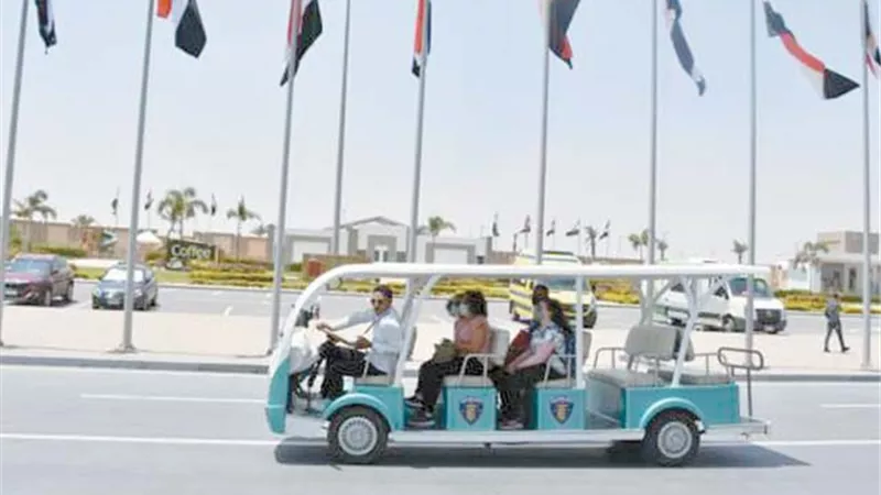 عربات لنقل كبار السن مجاناً.. بين صالات معرض الكتاب