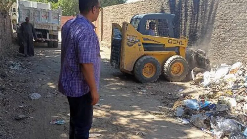 رفع ١٩ طن اتربة فى حملة نظافة بإسنا جنوب الأقصر..صور