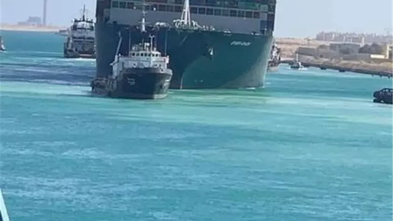 بدء تحريك السفينة إيفرجيفن تمهيدا لمغادرتها قناة السويس