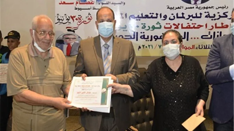 محافظ أسيوط يشهد تكريم بعض أسر الشهداء واللقاء الحواري مع أعضاء الشعب البرلمانية