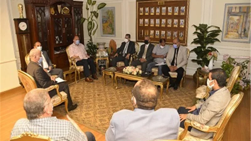 محافظ أسيوط يلتقي رئيس جهاز تنفيذ المشروعات الصناعية والتعدينية بوزارة التجارة