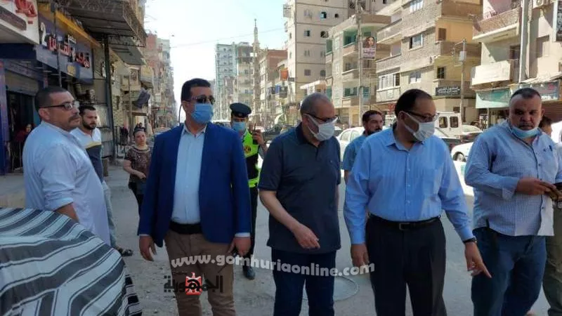 محافظ الشرقية يتجول بمدينة الزقازيق ويشدد على النظافة