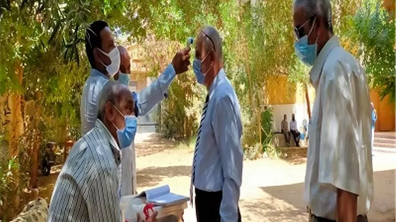 المشرف علي امتحانات الثانوية العامة بأسوان يطمئن علي تطبيق الاجراءات الاحترازية