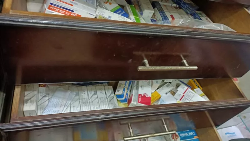 ضبط ٥٠٠٠ مخالفة دوائية داخل صيدلية غير مرخصة بههيا
