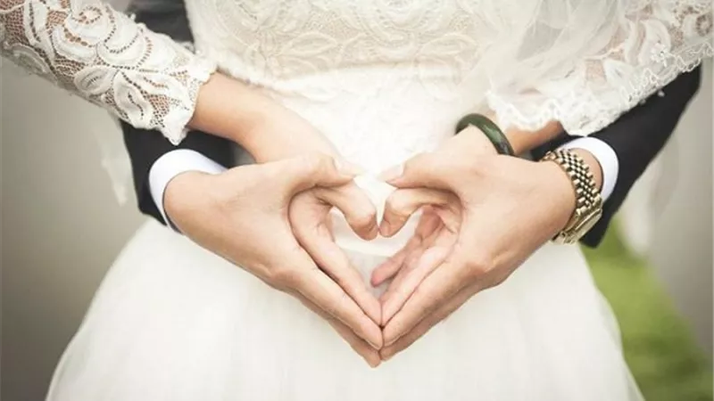 هل يجوز لى ان اتزوج ابنة عمى التى رضع اخوها من امى