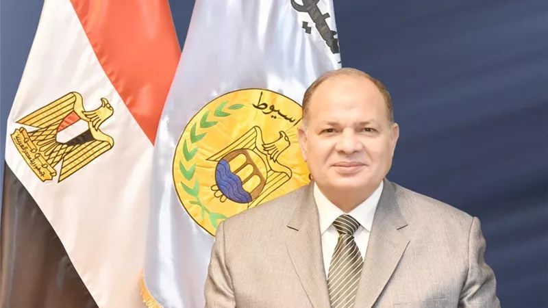 محافظ أسيوط يكرم المهندس نبيل الطيبي لترقيته سكرتير عام الدقهلية