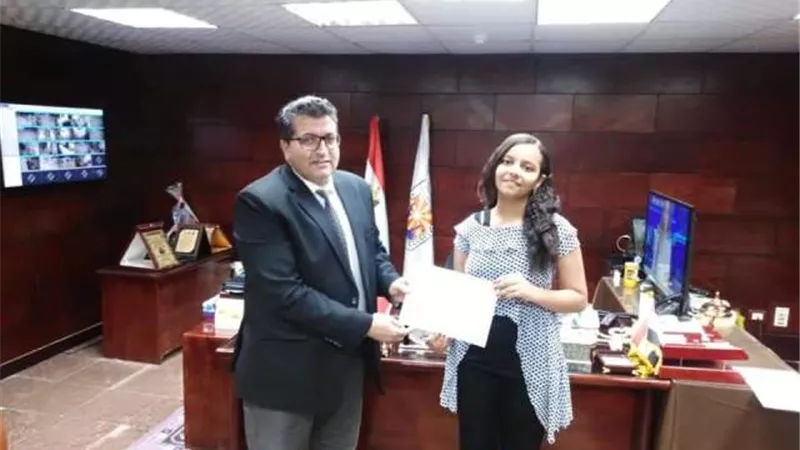 مدير تعليم جنوب سيناء يكرم الطالبة الفائزة بالمسابقة البحثية للتربية المسيحية