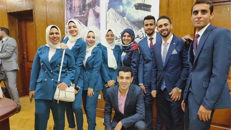 مناقشة مشروعات تخرج الدفعة الأولى بإعلام السويس
