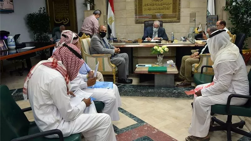 محافظ جنوب سيناء يلتقي بشباب البدو ويستمع لمطالبهم في إطار اتباع سياسة الباب المفتوح