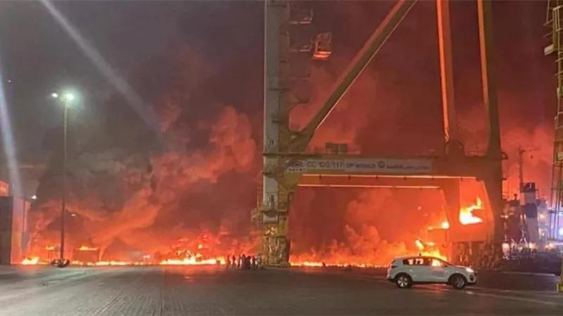 حكومة دبي: الدفاع المدني يتعامل مع انفجار حاوية بميناء جبل علي