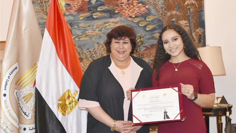 وزيرة الثقافة تلتقى المصرية مريم طاحون اصغر مغنية فى اوبرا فيينا
