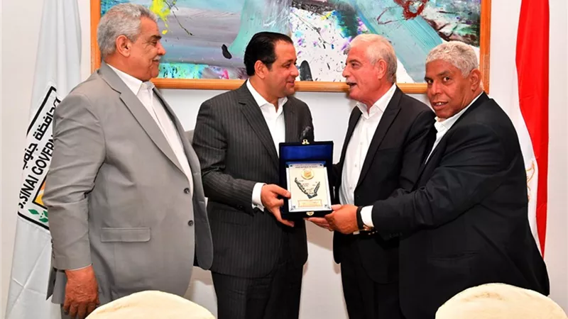 بالصور اللواء خالد فودة يهدي 