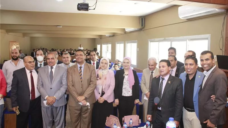 المخرج احمد اسماعيل يتبني تنفيذ ٣ مشروعات تخرج لقسم العلاقات العامة بإعلام الأزهر