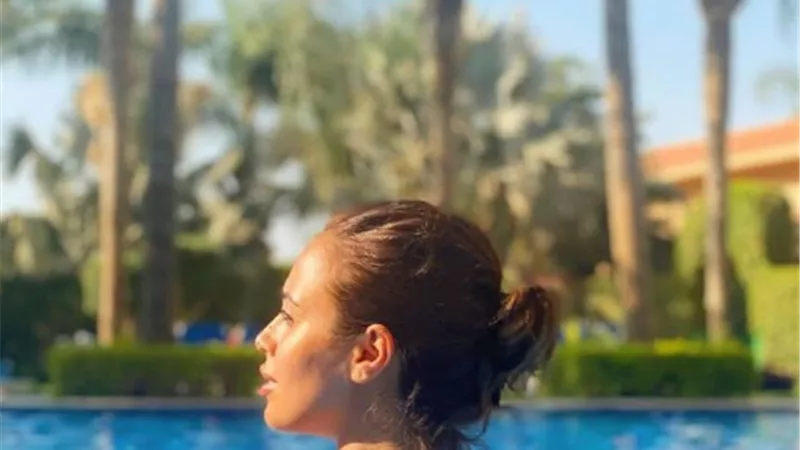 استجمام وهدوء .. رنا سماحة تستعرض جمالها فى حمام السباحة