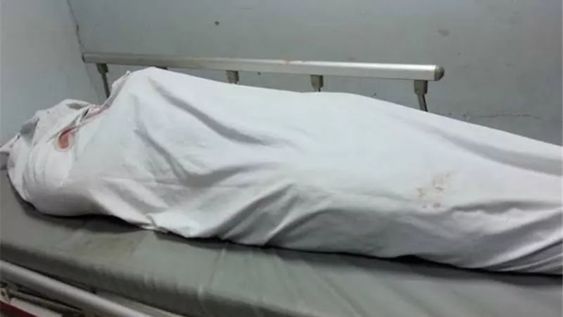 الرائحة الكريهة قادت الجيران لكشف وفاة سيدة بالغردقة وبجوارها طفلتها على قيد الحياة