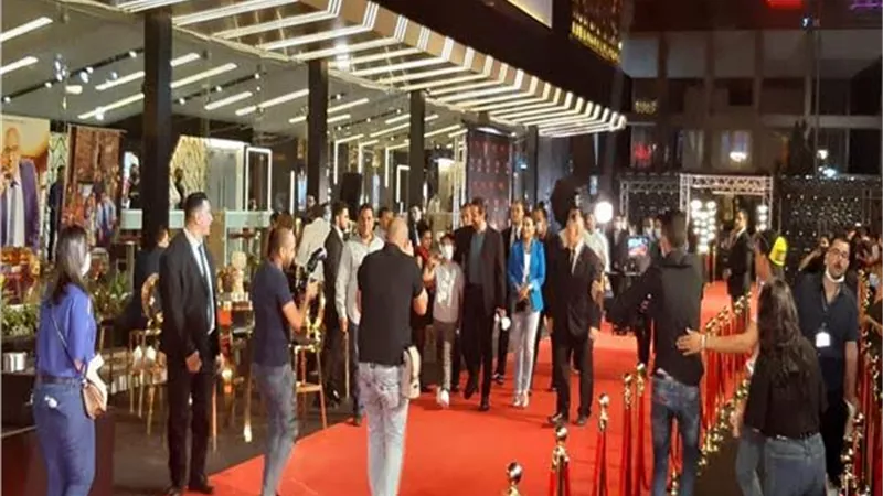 نجوم الفن يحتفلون بالعرض الخاص مع فريق عمل 