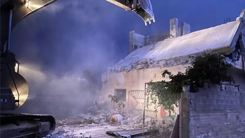 الجيش الإسرائيلي بهدم منزلا لفلسطيني