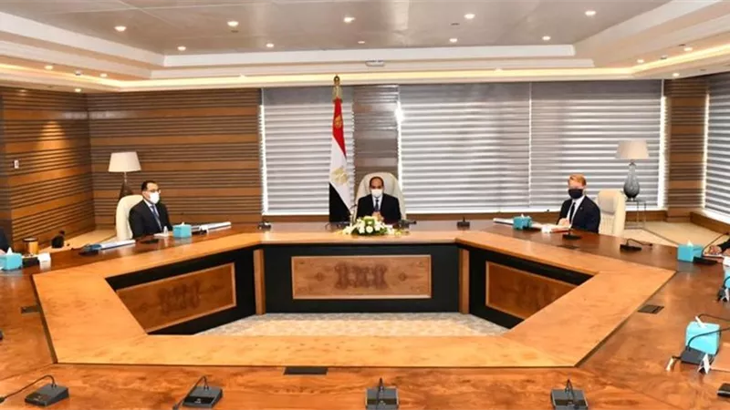 الرئيس السيسي يستقبل مسئولي 