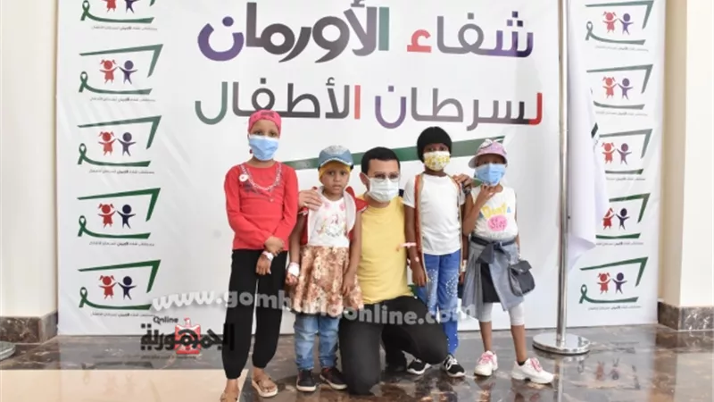 بقصيدة قمر : المنشد مصطفي عاطف يدخل البهجة في قلوب مرضي السرطان بمستشفى شفاء الاورمان بالأقصر