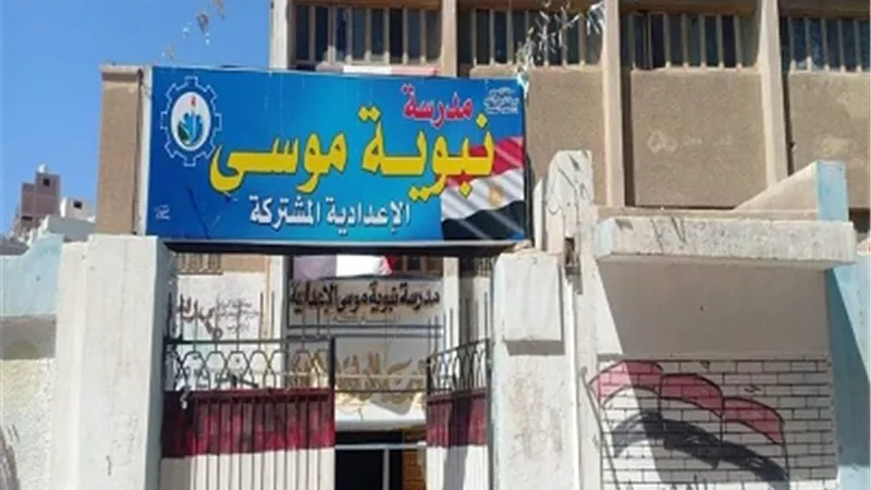 وكيل وزارة التعليم بالسويس: تطعيم المدرسين المكلفين بأعمال امتحانات الثانوية العامة ضد كورونا