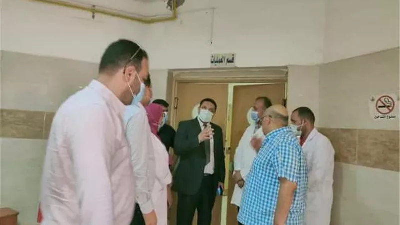 وكيل وزارة الصحة بالمنوفية فى زيارة تفقدية لقسم المخ والأعصاب بمستشفى منوف العام
