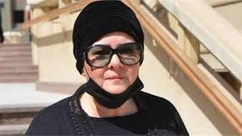 اعلامى شهير يكشف آخر تطورات حالة الفنانة دلال عبد العزيز