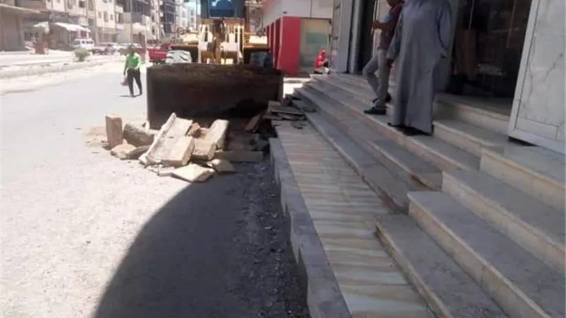 ٣٥ حالة ازالة فورية تعدى على الأرصفة فى شارع الكهف بالغردقة
