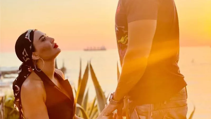 ورود حمراء وكلمات عزل ... هكذا احتفلت سيرين عبد النور بعيد زواجها