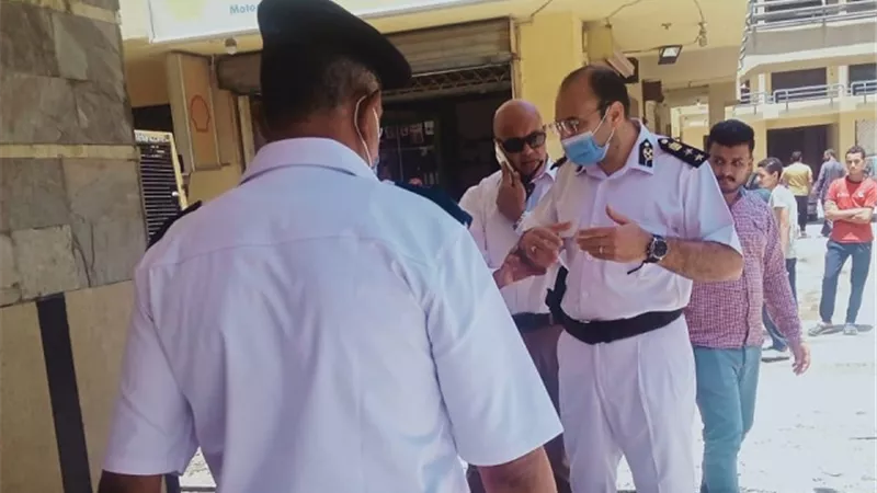 جهاز مدينة 6 أكتوبر يغلق ويشمع 12 محل مخالف بالتعاون شرطة التعمير.. بالصور
