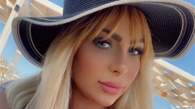 بالقبعة .. إطلالة صيفية لـ 