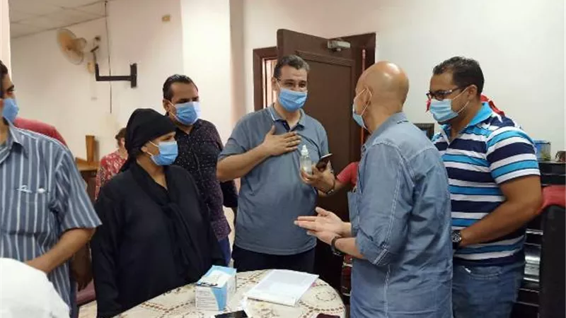 وكيل وزارة الصحة يتابع تطعيم الأخوة الأقباط بلقاح كورونا بالكنيسة فى الزقازيق.. بالصور