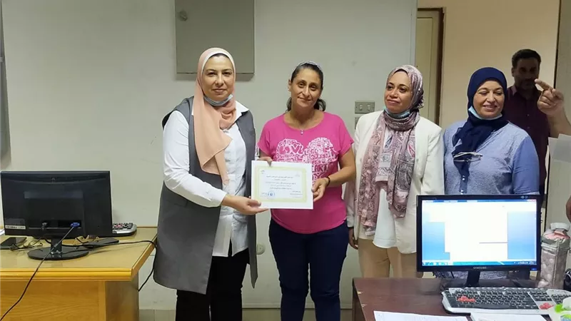 عميد ألسن عين شمس تكرم المشاركين في دورة تدريبية لإستخدامات مايكروسوفت