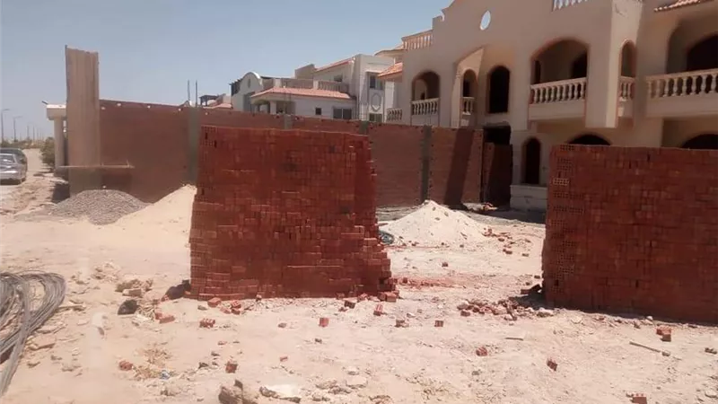 إيقاف حالتين بناء بدون ترخيص فى منطقة مبارك ٧ بالغردقة