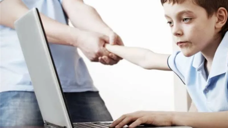 الاتصالات تنظم اخطار الانترنت على الأطفال وآليات الحماية