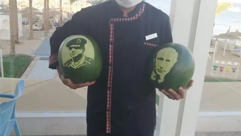 الشيف خالد شيف المشاهير ينحت صور الرئيسان عبد الفتاح السيسى وبوتين على البطيخ ويدعوهم لزيارة الغردقة