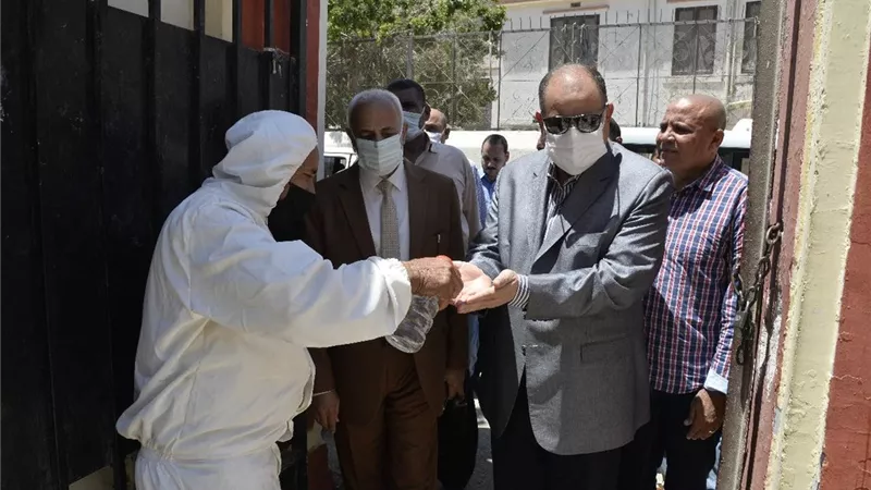 محافظ أسيوط يتفقد بعض مقار لجان امتحانات الثانوية العامة بحي شرق